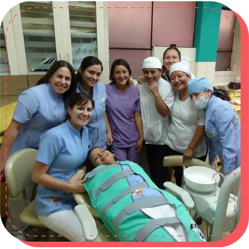 Doctora carolina cuadros jabliski llevando cursos especializados en odontologia